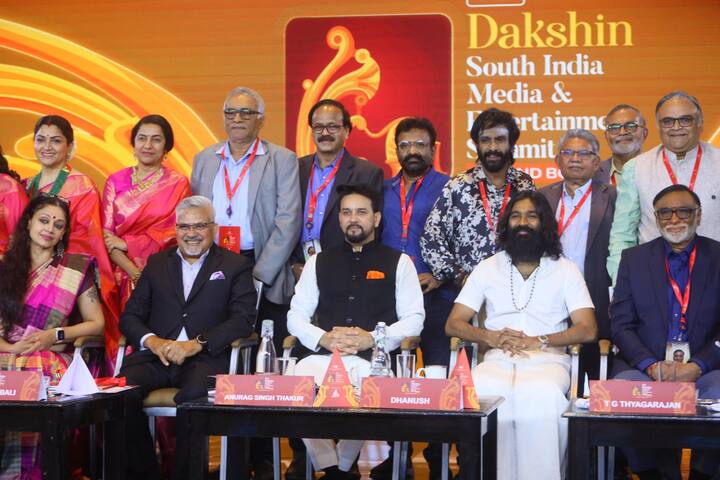 விருதை பெற்ற தனுஷிற்கு ரசிகர்களும் திரை துறையினரும் வாழ்த்து தெரிவித்து வருகின்றனர்.