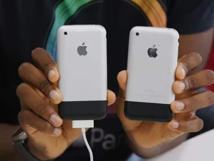 फर्स्ट iPhone को जून 2007 में लॉन्च किया गया था. इसकी प्रस्तुति के दौरान, Apple के सह-संस्थापक स्टीव जॉब्स ने इसे 