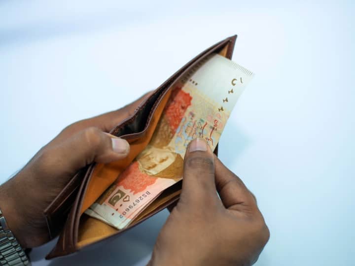 इसके अलावा पाकिस्तान के नोट में भारत की तरह स्टेट बैंक का नाम लिखा होता है.