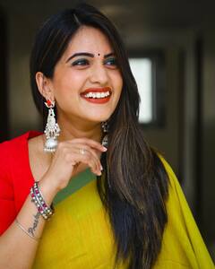 Sravanthi Chokarapu: చీరలో చిరునవ్వులు చిందిస్తున్న స్రవంతి చొక్కారపు