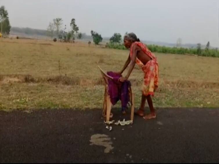 An old lady who walked barefoot in the scorching sun to get pension money The tragedy of returning empty handed if the fingerprints do not match கொளுத்தும் வெயில்; நாற்காலி உதவியோடு வெறுங்காலில் நடந்த மூதாட்டி: காரணமும் கண்கலங்க வைக்கும் சம்பவமும்!