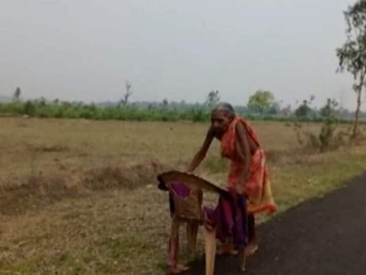 Odisha Viral Video: वाह रे सिस्टम! पेंशन के लिए बैंक जाना जरूरी, 70 साल की बुजुर्ग तपती सड़क पर कुर्सी के सहारे चलने को मजबूर