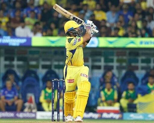 ટેસ્ટ ટીમમાંથી બહાર થયા બાદ અજિંક્ય રહાણે IPL 2022માં કંઈ ખાસ કરી શક્યો નથી. પરંતુ આ સીઝનમાં તે ધમાકેદાર રીતે રન બનાવી રહ્યો છે. તે આ વર્ષે પાવરપ્લેમાં સૌથી ઝડપી રન બનાવનાર ખેલાડી છે. પાવરપ્લેમાં તેનો સ્ટ્રાઈક રેટ 222 છે. રહાણેએ IPLની આ સીઝનમાં માત્ર ત્રણ ઇનિંગ્સમાં 43ની એવરેજ અને 195ના સ્ટ્રાઈક રેટથી 129 રન બનાવ્યા છે. તે CSK ટીમનો ભાગ છે.
