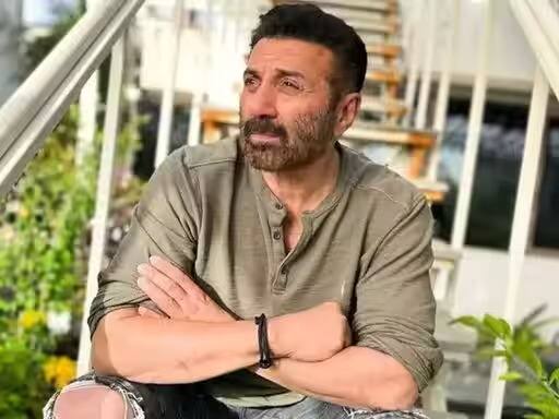 ਪਰ ਇਹ ਗੱਲ ਉਨ੍ਹਾਂ ਦੇ ਵੱਡੇ ਬੇਟੇ ਸੰਨੀ ਦਿਓਲ ਨੂੰ ਚੰਗੀ ਨਹੀਂ ਲੱਗੀ। ਕਿਹਾ ਜਾਂਦਾ ਹੈ ਕਿ ਸੰਨੀ ਧਰਮਿੰਦਰ ਦੇ ਦੂਜੇ ਵਿਆਹ ਤੋਂ ਇੰਨਾ ਨਾਰਾਜ਼ ਸੀ ਕਿ ਉਸ ਨੇ ਹੇਮਾ ਮਾਲਿਨੀ 'ਤੇ ਚਾਕੂ ਨਾਲ ਹਮਲਾ ਕਰ ਦਿੱਤਾ।