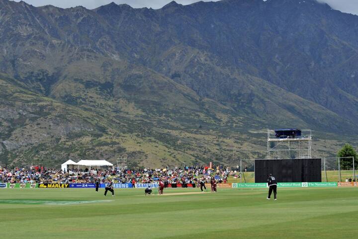 ஜான் டேவிஸ் ஓவல்