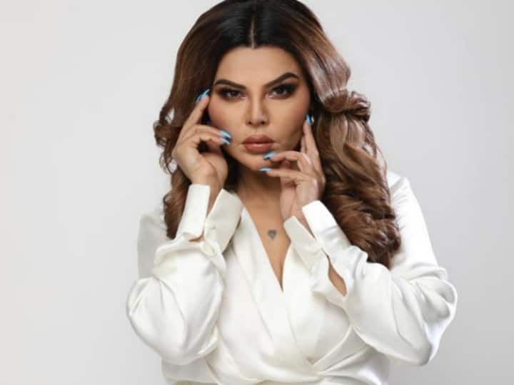Rakhi Sawant came out of the car without wearing a top, then did this work quickly!