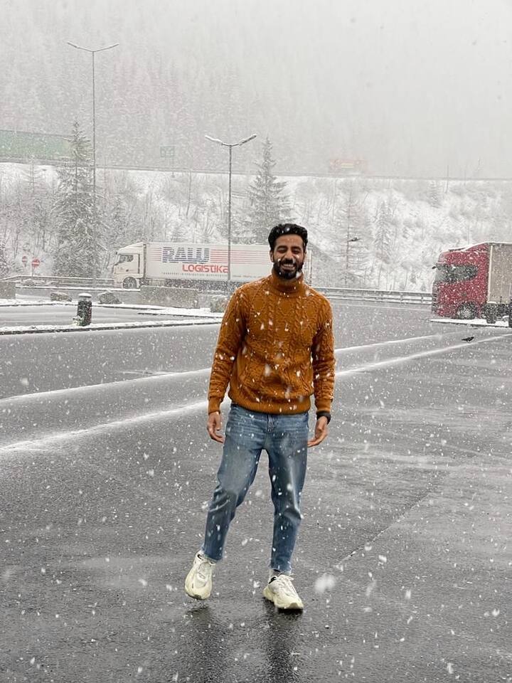 Man knows the power of a great turtle-neck sweater. A wardrobe classic & a fashion statement. Setting style cues for us in this mustard cable knit sweater with denims and white sneakers, this look can never wrong.