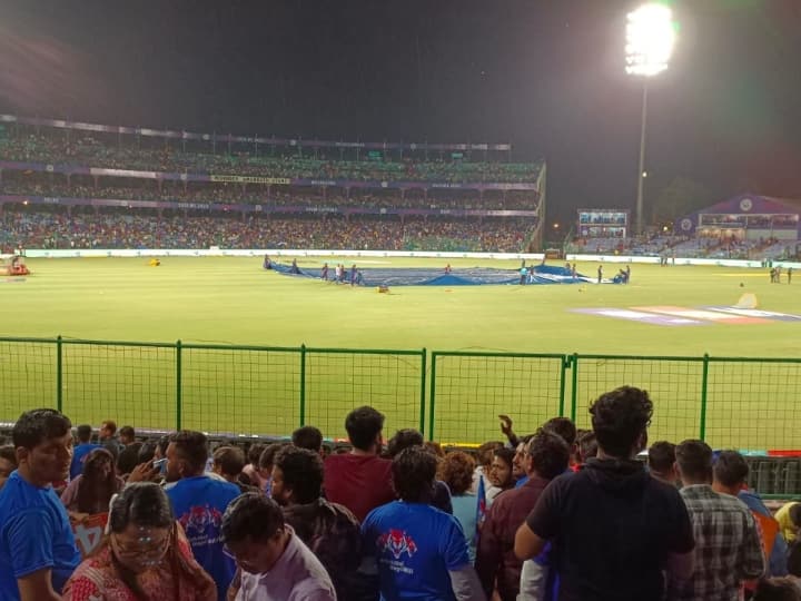 Delhi Arun Jaitley Stadium Food and drink sold at exorbitant prices during IPL match ANN IPL मैच के दौरान खाने-पीने की चीजों के मनमाने दाम देखकर दर्शकों के छूटे पसीने, 20 की पानी की बोतल मिली 100 रुपये में