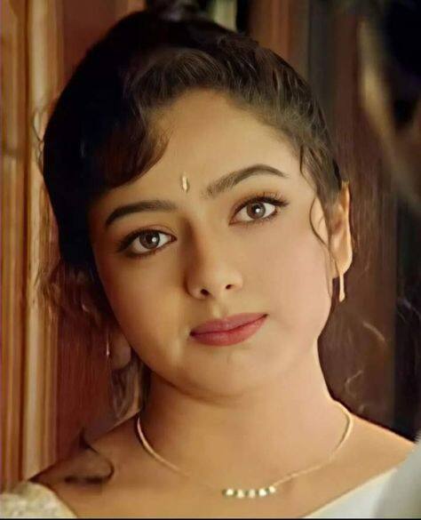 ਦੂਜੇ ਪਾਸੇ ਜੇਕਰ ਫਿਲਮ ਦੀ ਗੱਲ ਕਰੀਏ ਤਾਂ ਇਸ ਫਿਲਮ ਨੂੰ ਪਸੰਦ ਕਰਨ ਵਾਲੇ ਲੋਕਾਂ ਦੀ ਵੱਡੀ ਗਿਣਤੀ ਹੈ। ਦੱਖਣ ਦੀ ਅਦਾਕਾਰਾ ਸੌਂਦਰਿਆ ਨੇ ਇਸ ਫਿਲਮ 'ਚ ਅਮਿਤਾਭ ਬੱਚਨ ਨਾਲ ਸਕ੍ਰੀਨ ਸ਼ੇਅਰ ਕੀਤੀ ਹੈ। ਅੱਜ ਅਸੀਂ ਤੁਹਾਨੂੰ ਇਸ ਫਿਲਮ ਅਤੇ ਸੌਂਦਰਿਆ ਨਾਲ ਜੁੜੀ ਦਰਦਨਾਕ ਅਤੇ ਸਨਸਨੀਖੇਜ਼ ਕਹਾਣੀ ਦੱਸਾਂਗੇ।