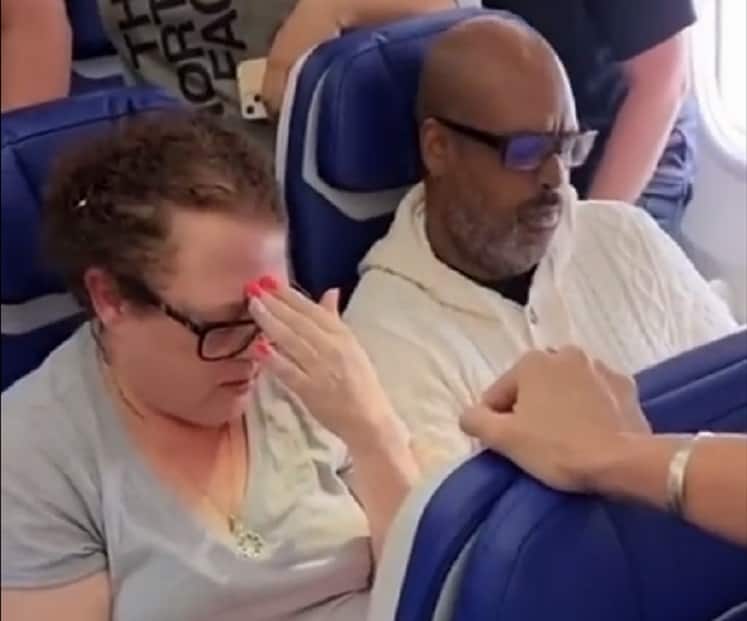 US Flight Video Viral: फ्लाइट में रोने लगा बच्‍चा तो शख्‍स खो बैठा आपा, क्रू स्‍टाफ ने फिर क्या किया जानिए