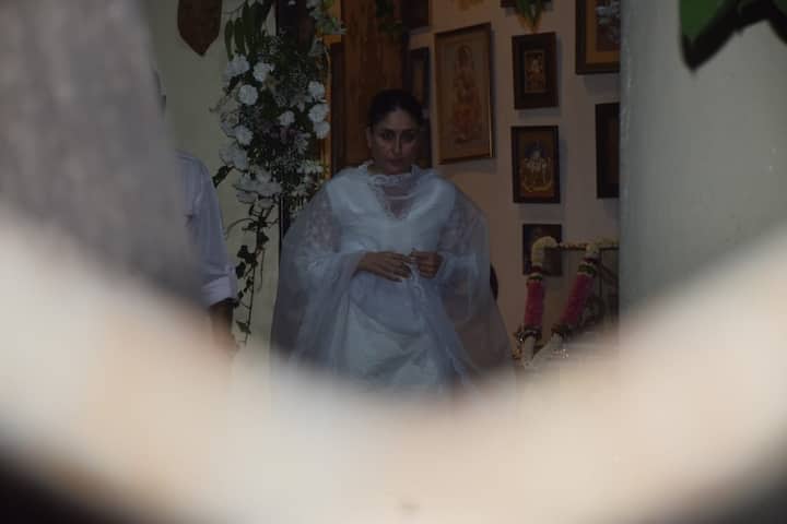 बॉलीवुड एक्ट्रेस करीना कपूर भी अपने पति सैफ अली खान के साथ आदित्य चोपड़ा के घर पहुंचीं.