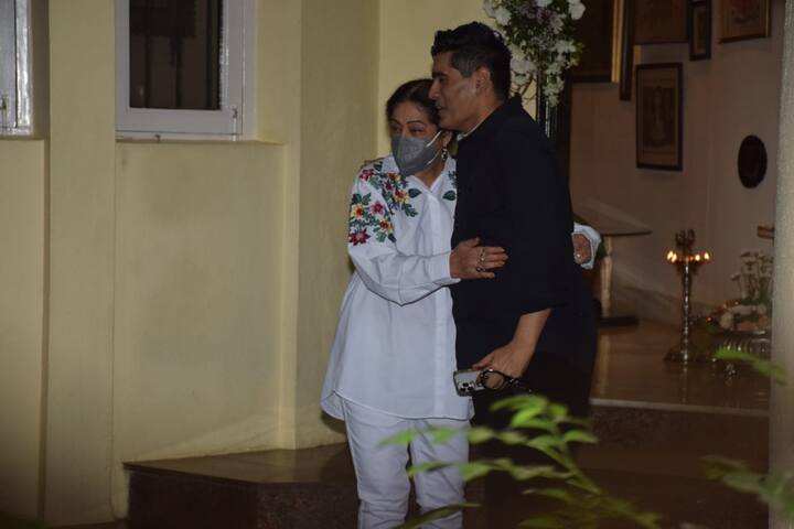 वहीं किरण खेर और मनीष मल्होत्रा भी आदित्य चोपड़ा और रानी  मुखर्जी से मिलने के लिए उनके घर पहुंचे.