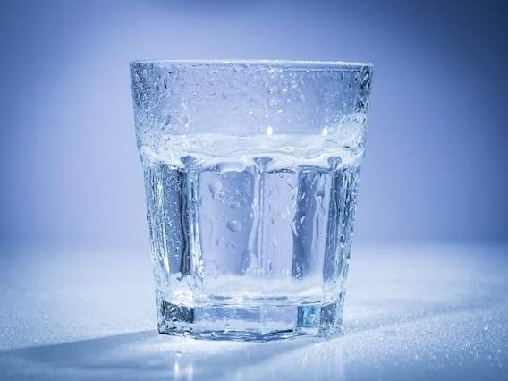 આયુર્વેદમાં ઠંડા પાણીને સ્વાસ્થ્ય માટે હાનિકારક કહેવામાં આવ્યું છે. ખાસ કરીને ફ્રિજનું ઠંડુ પાણી ગમે તે ભોગે ટાળવું જોઈએ. તડકામાંથી આવ્યા પછી, કસરત કર્યા પછી અથવા ખોરાક ખાધા પછી ઠંડુ પાણી પીવાથી શરીર પર ખરાબ અસર પડે છે.