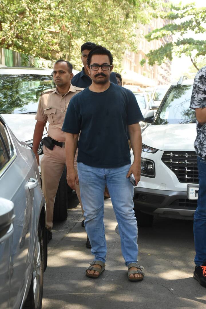 आमिर खान मुंबई में अपने बेटे आजाद के स्कूल के बाहर स्पाट हुए.