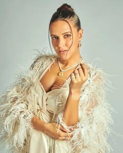 Neha Dhupia Pics: डीपनेक गाउन में बवाल लगीं नेहा धूपिया, कैमरे के सामने दिए ऐसे-ऐसे पोज़, हर फोटो को देख मचल उठेगा दिल!