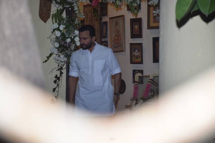 सैफ अली खान इस दौरान व्हाइट कलर के कुर्ते में दिखे. ये तस्वीरें उनके घर से बाहर आते वक्त की है.