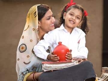 মনে রাখবেন, কিছুদিন আগেই ৪ শতাংশ ডিএ বৃদ্ধি করেছে কেন্দ্রীয় সরকার। যার ফলে কর্মচারীদের প্রাপ্ত মহার্ঘ ভাতা বেড়ে হয়েছে ৪২ শতাংশ।