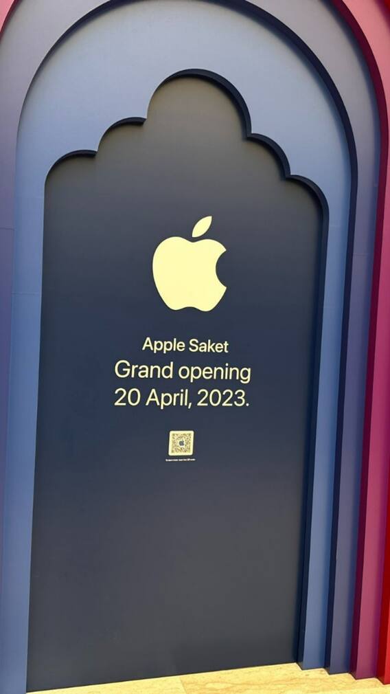 Delhi मध्ये उघडलं APPLE स्टोर, ग्राहकांची गर्दी