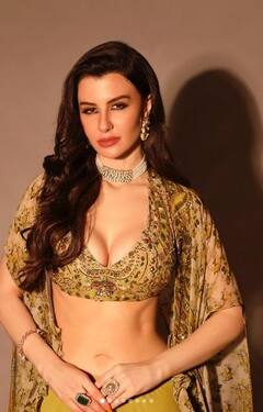 Giorgia Andriani: ਜਾਰਜੀਆ ਐਂਡਰਿਆਨੀ ਨੇ ਡੀਪ ਨੇਕ ਲਹਿੰਗੇ 'ਚ ਮਚਾਈ ਤਬਾਹੀ, ਤੁਸੀਂ ਵੀ ਈਦ 'ਤੇ ਇਸ ਲੁੱਕ ਨੂੰ ਕਰ ਸਕਦੇ ਹੋ ਟ੍ਰਾਈ