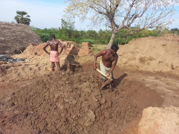 Thiruvarur Bricks Employees requested government to provide financial assistance improve their living conditions TNN Thiruvarur: தங்களுக்கு அரசு நிதி உதவி வேண்டும் - செங்கல் சூளை தொழிலாளர்கள் அரசுக்கு வேண்டுகோள்