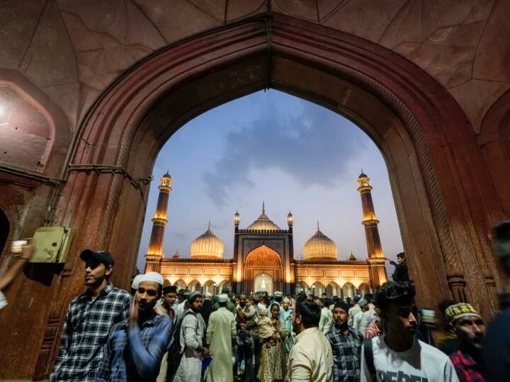 Eid-Ul-Fitr 2023 celebration in india namaz in mosque date and time know its importance आया ईद का मुबारक दिन, जश्न में डूबी दुनिया... भारत में नमाज के लिए मस्जिदों में जुट रहे रोजेदार, यूपी में हाई अलर्ट