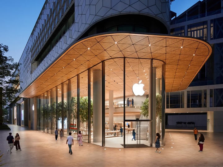 Apple India Store: कैंब्रिज जैसे संस्थानों से पढ़े हैं एप्पल इंडिया स्टोर के फ्लोर स्टाफ, इतनी है सैलरी