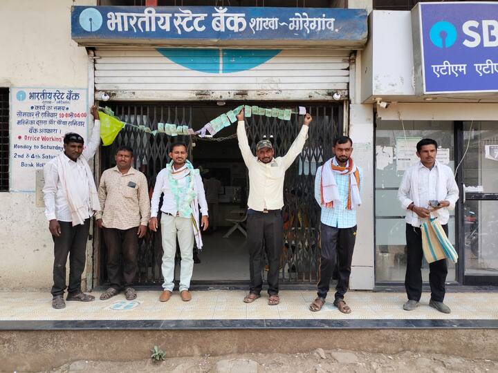 बँकेच्या वतीने शेतकऱ्यांच्या पीक कर्ज खात्यातून एसबीआय जनरल इन्शुरन्स नावाच्या इन्शुरन्स कंपनीला लाखो रुपयाच्या परस्पर पिक विमा पॉलिसी दिल्या जातात याच्या निषेधार्थ आंदोलन