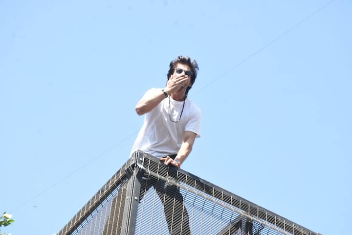 The fans gathering is massive on occasions like Eid and Diwali. Every year, as a customary practise, SRK greets his fans from his residence