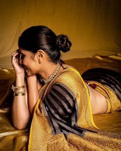 Sai Tamhankar : सोनेरी कडा अन् काळी साडी... लाजली सई, चाहते म्हणाले, पगली शर्मा गयी