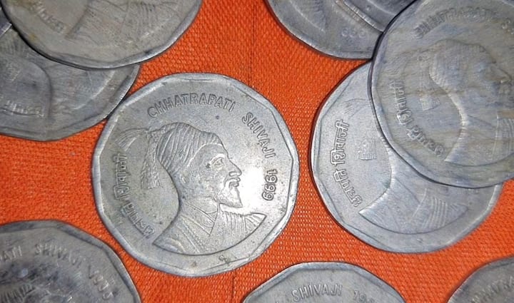 संतोष यांचे गावातच एक छोटसं किराणामालाचं दुकान आहे. साधारण 2003 साली संतोष यांना छत्रपतींची प्रतिमा असलेली नाणी दिसून आली.