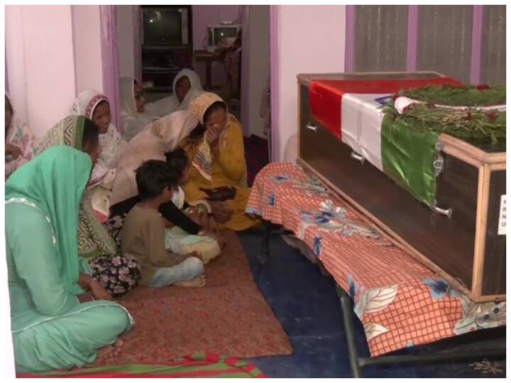 Poonch Terror Attack, mortal remains of martyr harkishan singh brought to native village gurdaspur Poonch Terror Attack: पैतृक गांव पहुंचा शहीद हरकिशन सिंह का पार्थिव शरीर, आज राजकीय सम्मान के साथ होगा अंतिम संस्कार