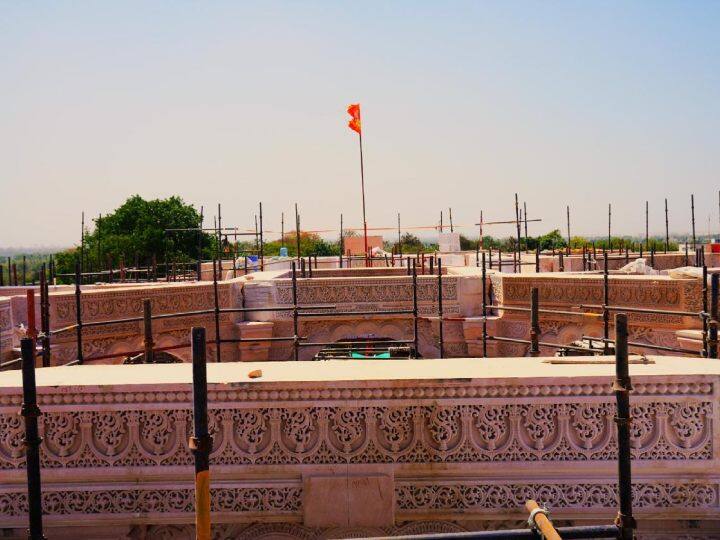 ट्रस्ट के मु्ताबिक इस साल अक्टूबर तक राम मंदिर का प्रथम तल बनकर तैयार हो जाएगा और जनवरी 2024 में रामलला अपने भव्य दिव्य मंदिर में विराजमान हो जाएंगे.
