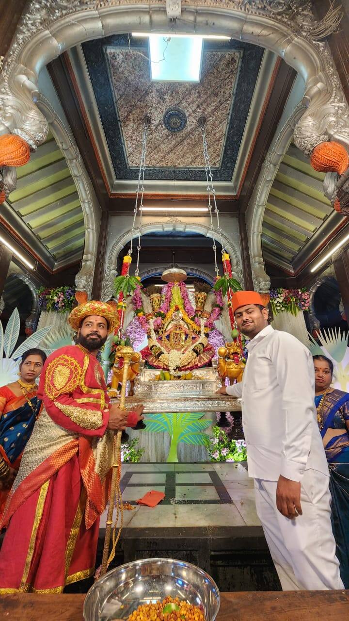 भाविकांकडून आलेल्या सुमारे 500 ते 600 आंब्यांची देवीला आरास करण्यात आली