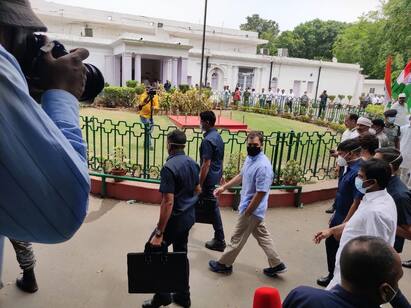 Rahul Gandhi To Vacate Delhi Bungalow Today know more details in tamil Rahulgandhi: 18 ஆண்டுகளுக்கு பிறகு.. அரசு பங்களாவை ஒப்படைக்கும் ராகுல்காந்தி...! அடுத்து எங்கு வசிக்க போகிறார் தெரியுமா..?