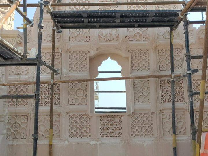 राम मंदिर निर्माण कार्य में अब छत की ढलाई का कार्य शुरू हो गया है. तस्वीरों में आप साफतौर पर राम मंदिर के आकार को देखा जा सकता है.
