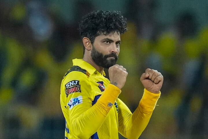 சென்னை அணியில் சிறப்பாக பந்து வீசிய ஜடேஜா ஹைதராபாத் அணியின் மூன்று முக்கிய விக்கெட்டுகளை எடுத்தார்.