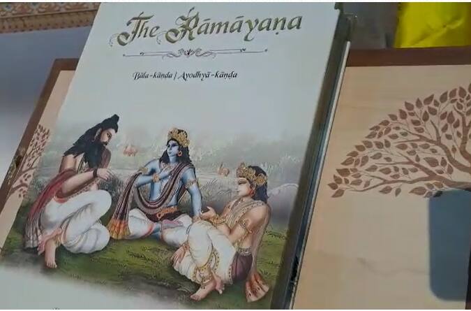 वाल्मिकी रामायणाच्या सात खंडातील 24,000 मूळ संस्कृत श्लोकांबरोबरच हिंदी आणि इंग्रजीतील भाषांतर देखील यामध्ये देण्यात आले आहे. सुरूवातीला ही प्रत व्हिनस स्टेशनरी येथील शॉपमध्ये मिळणार आहे.