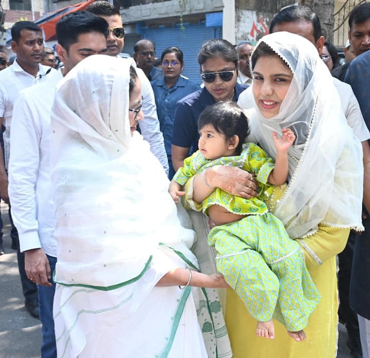 এরপর পার্ক সার্কাসের একটি মসজিদে যান মুখ্যমন্ত্রী। এলাকায় ঘুরে সবাইকে ইদের শুভেচ্ছা জানান।
