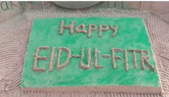 Ramadan Eid 2023 : वाळूशिल्प साकारत मुस्लीम बांधवांना दिल्या ईदच्या शुभेच्छा,  सिंधुदुर्गात साकारलं वाळूशिल्प