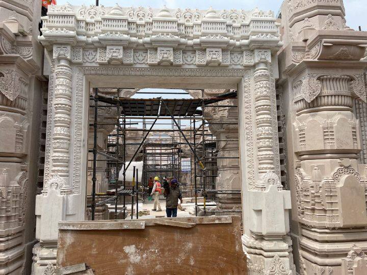 राम मंदिर की हर दीवार पर बारीक नक्काशी की गई है. ये राम मंदिर के गर्भगृह का प्रवेश द्वार है.
