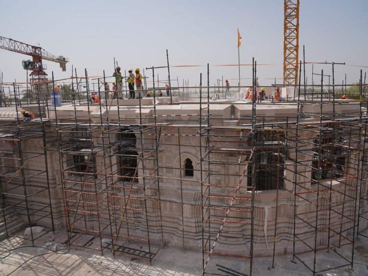 Ayodhya News: अयोध्या में भव्य राम मंदिर का आकार अब दिखने लगा है. मंदिर की छत की ढलाई का काम शुरू हो गया है. साथ ही मंदिर के बीम भी बनकर तैयार हो गए हैं.