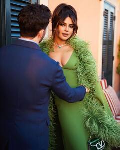 Priyanka Nick Pics: डीपनेक ग्रीन गाउन पहन प्रियंका चोपड़ा ने उड़ाए पति के होश, आंखों में डूबे नजर आए निक जोनस