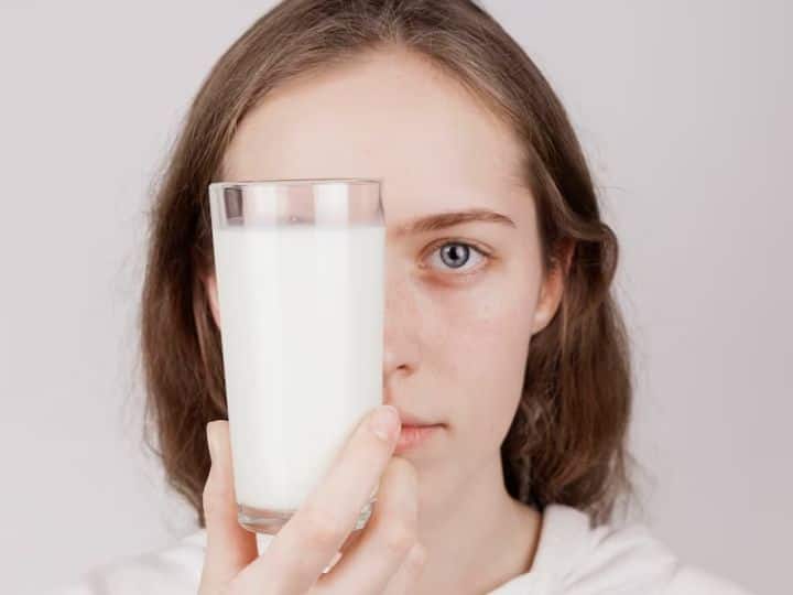 Raw Milk On Face How To Apply Milk On Face For Glowing Skin चेहरे की रंगत निखार सकता है 'कच्चा दूध', इसे लगाने से मिलेंगे एक से एक कई जबरदस्त फायदे