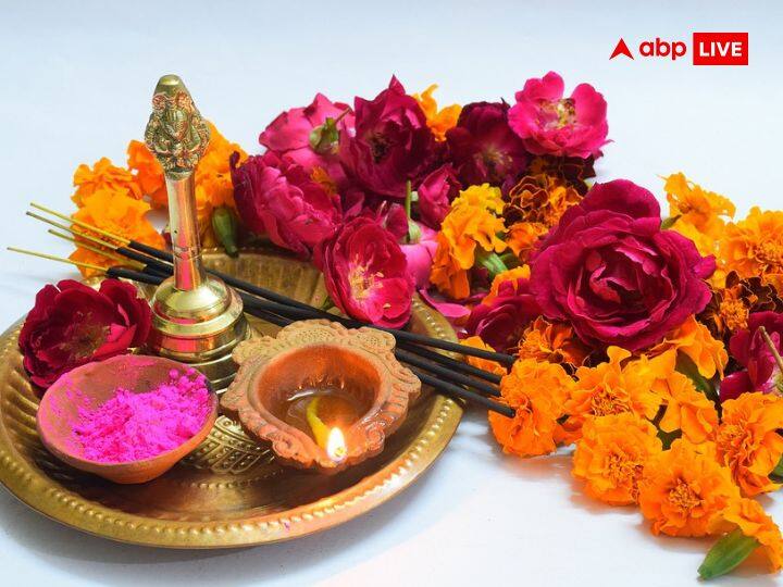 आज के दिन घर के मंदिर का खास ध्यान रखना चाहिए. माता लक्ष्मी की पूजा करते समय स्वच्छता और शुद्धता बहुत जरूरी है. पूजा से पहले पूजा स्थान को अच्छे से साफ कर लेना चाहिए.