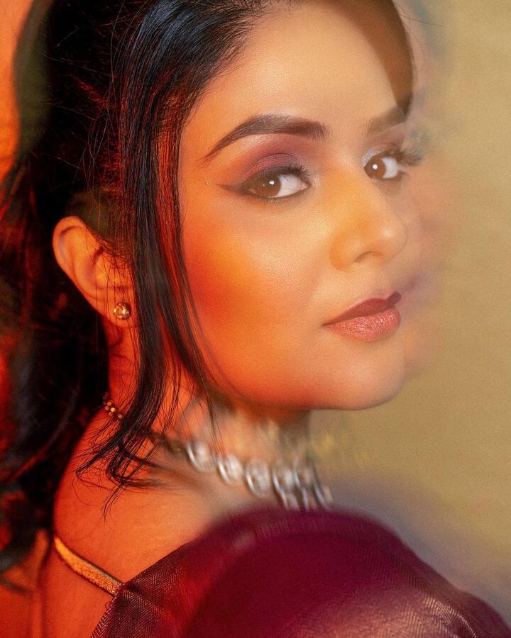 అదిరిపోయే పంచులతో అందరినీ నవ్విస్తుంది. Photo Credit: Sreemukhi /Instagram