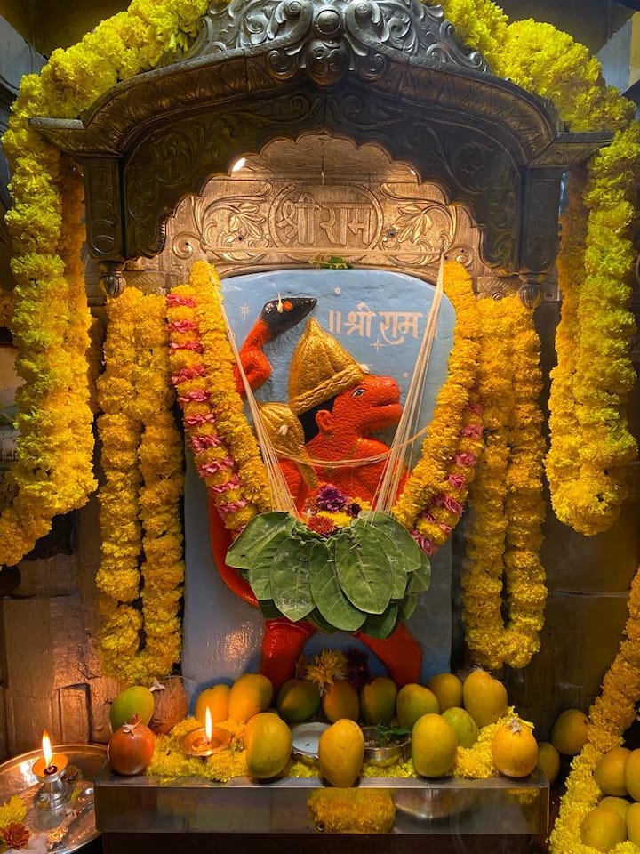 अनेक मंदिरांमध्ये आंब्याची आरास केलेली पाहायला मिळते आहे