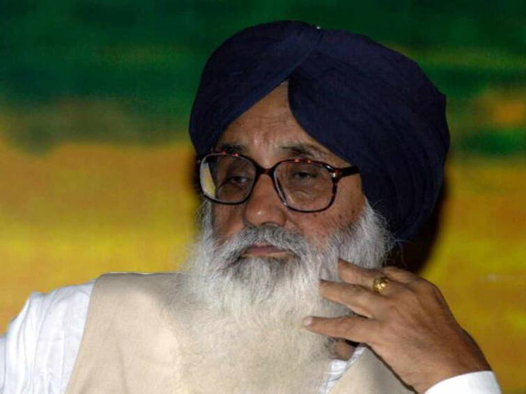 Defence Minister Rajnath Singh Parkash Singh Badal Health Hospital Son Sukhbir Badal Breathing Difficulties Covid Surge Rajnath Singh Calls Sukhbir Badal, Enquires About SAD Chief Parkash Singh Badal's Health