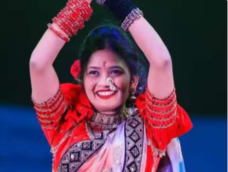 Gautami Patil Dance Latest update audience want dance like Gautami Patil Tamasha artists are in trouble due to the demand of the audience Gautami Patil : गौतमी पाटीलच्या नृत्यामुळे तमाशा कलावंत अडचणीत; गौतमीसारखाच डान्स, हावभाव करण्याची प्रेक्षकांची मागणी