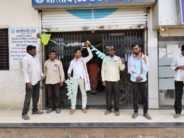 शेतकऱ्यांचे पीक कर्ज मंजूर झाले की परस्पर हा विमा त्या रकमेतून कपात केला जातो, त्यामुळं शेतकरी आक्रमक झालं आहेत.