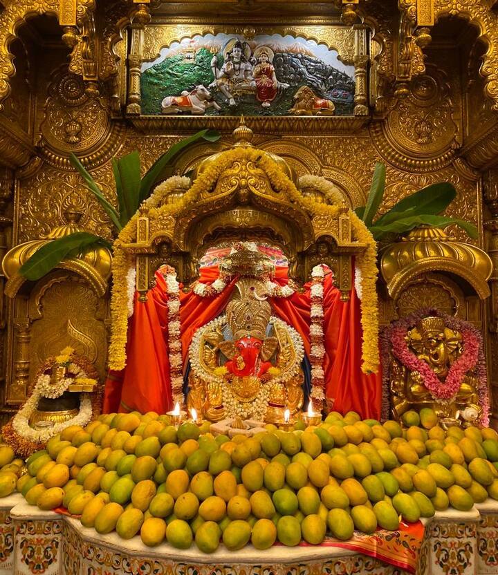 अक्षय्य तृतीयेनिमित्त मुंबईच्या सिध्दिविनायक मंदिरात आंब्याची आरास केली आहे